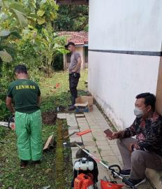 Tindaklanjuti hasil inspeksi Polsek, Tim PPKM Rejosari bersihkan lokasi posko